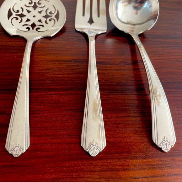 Rogers 1881 Silver Serving Set - Picture 4 of 7